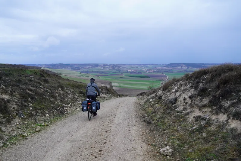 Fietsen naar Santiago de Compostela over een gravel pad